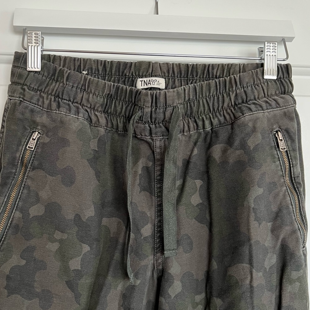 Aritzia TNA camoflouage camo print pant jogger
